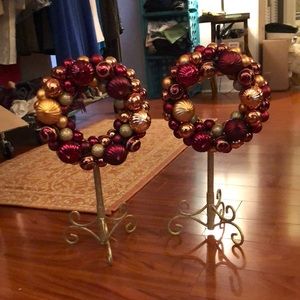 Shader Proof Ornament Wreaths with Stands